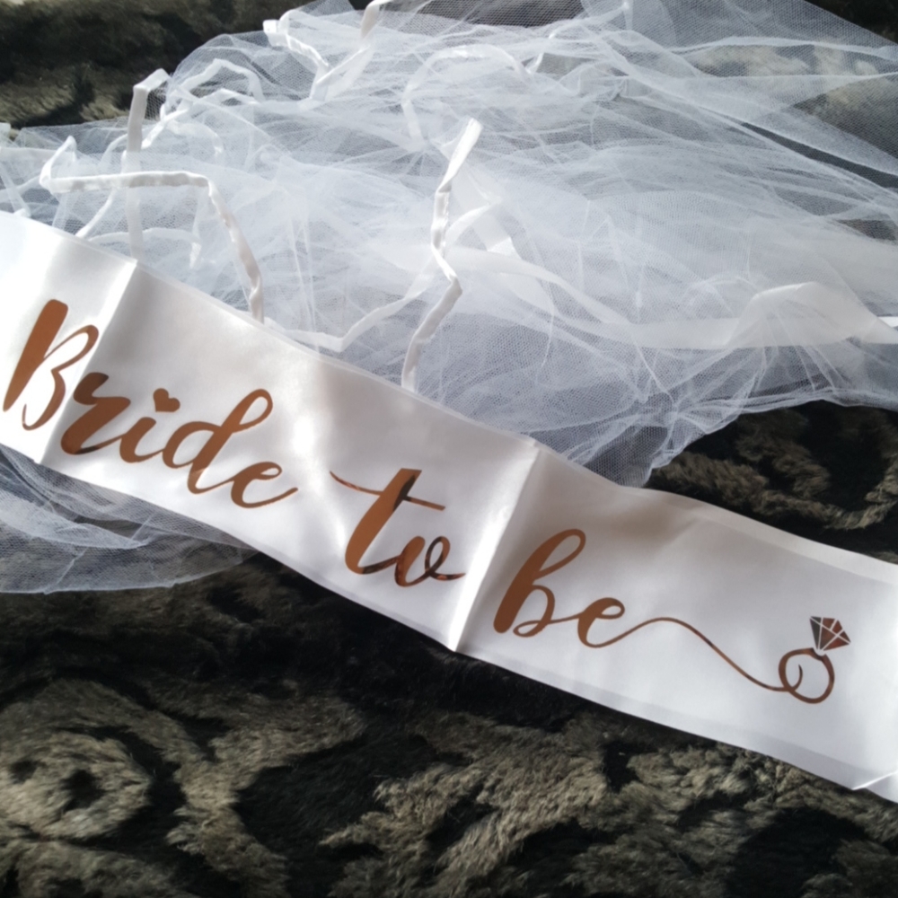 Rose halo veil & bride to be sash. NWT